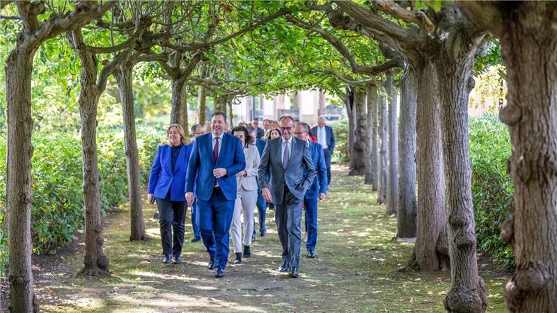 Das Kabinett will die Stimmung in Deutschland drehen.