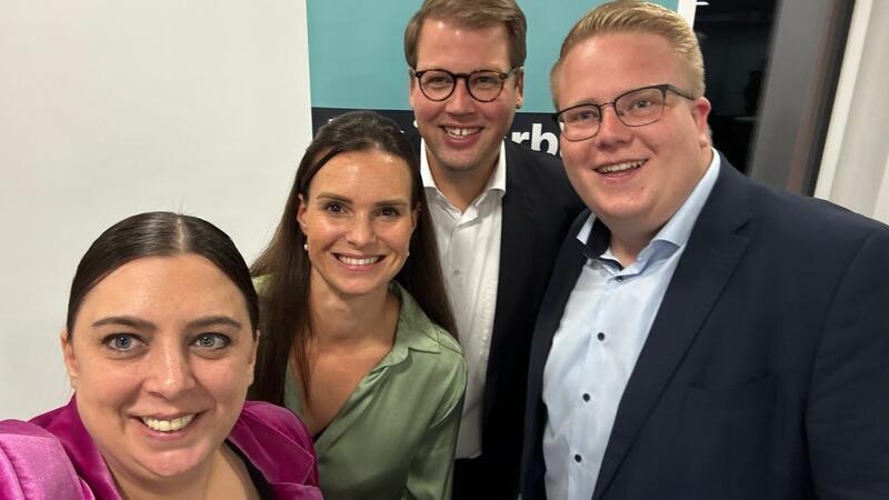 Das Kandidaten-Ritual nach jeder Vorstellungsrunde: Sabrina Klapper macht das Selfie: Vanessa-Kim Zobel, Alexander Krause und Nico Burfeind lächeln in die Kamera.