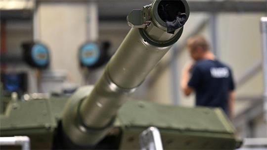 Das Kanonenrohr eines Leopard-Panzers von KNDS. 