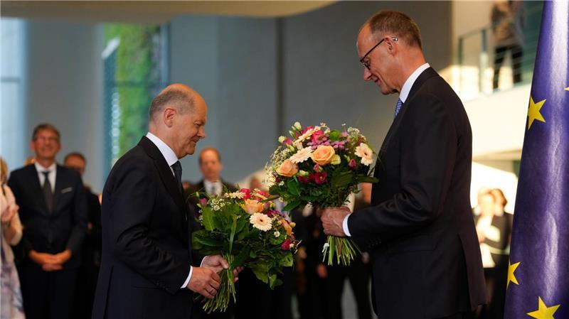 Das Kanzleramt hat SPD-Mann Scholz an seinen CDU-Nachfolger Merz übergeben - einfacher Abgeordneter bleibt er. (Archivbild) 