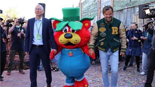 Das Karls Erlebnis-Erlebnis Dorf wurde feierlich eröffnet. Robert Dahl (rechts) , Karlchen und der Bürgermeister von Loxstedt, Detlef Wellbrock heißen die Gäste willkommen.
