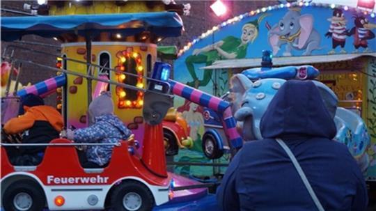 Das Karussel auf dem Herbstmarkt ist ein großer Spaß für Kinder. 