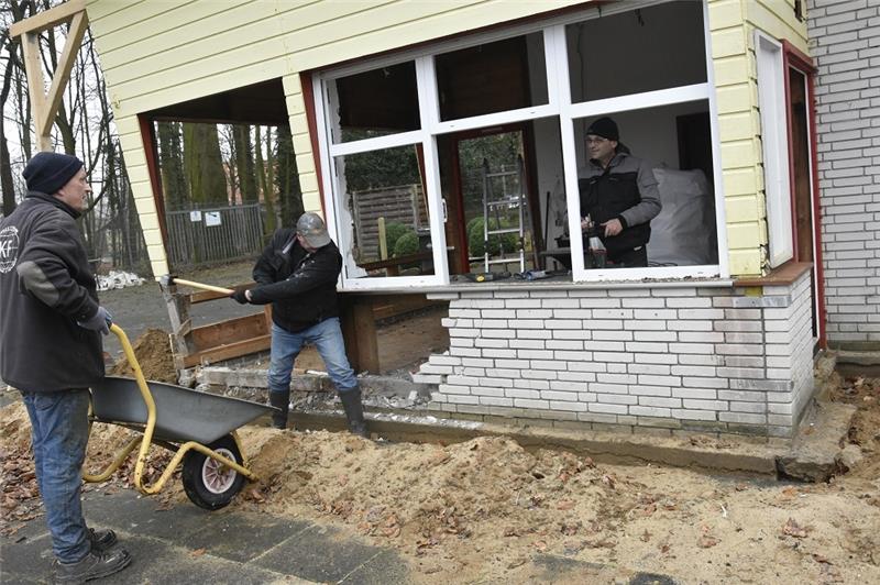 Abrissarbeiten: Das ist im Sommer neu im Sauensieker Naturbad Das Kassenhäuschen und der Kiosk werden abgebaut. Foto: Felsch