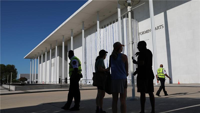 Kennedy Center: Haben Trumps Namen vom Gebäude entfernt Das Kennedy Center informiert in Gerichtsdokumenten darüber, dass Trumps Name von seiner Fassade entfernt worden ist.