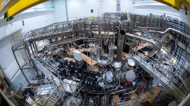 Das Kernfusionsexperiment „Wendelstein 7-X“ startet in eine neue heiße Phase und soll mit Hunderten Experimenten Grundlagen für mögliche Kernfusionskraftwerke schaffen.