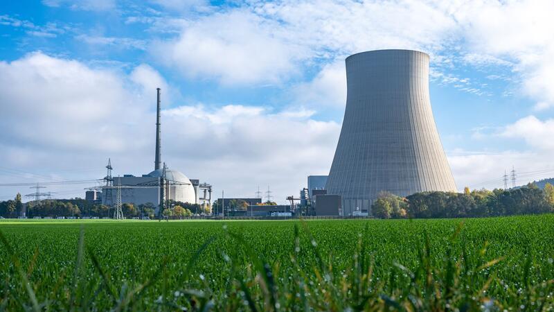 Gutachten: Atom-Endlagersuche mindestens 43 Jahre länger Das Kernkraftwerk Isar 2 wurde im April 2023 als eines der letzten drei Atomkraftwerke in Deutschland abgeschaltet. (Archivbild)