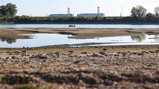 Das Kernkraftwerk MVM Paks, das aufgrund extrem niedriger Wasserstände an der Donau komplett abgeschaltet werden musste.