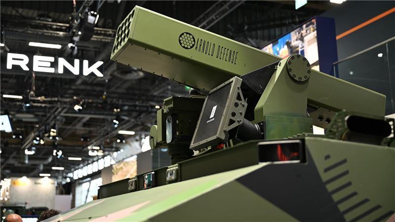 Panzer ohne Personal: Firmen bewerben autonome KI-Systeme Das Kettenfahrzeug von Patria und Renk war bei der Eurosatory mit einem Anti-Drohnen-Waffensystem bestückt.