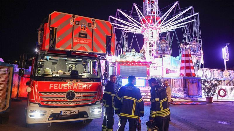 Das Kettenkarussell konnte ohne Eingreifen der Einsatzkräfte wieder auf den Boden zurückkehren.