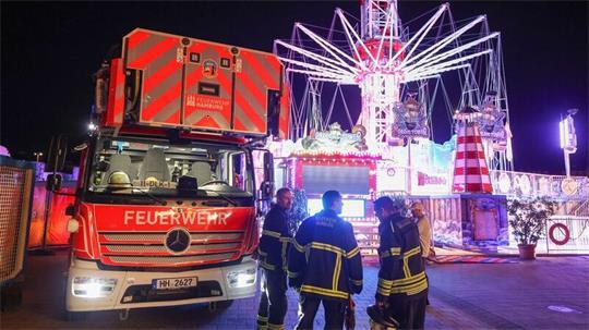 Das Kettenkarussell konnte ohne Eingreifen der Einsatzkräfte wieder auf den Boden zurückkehren.