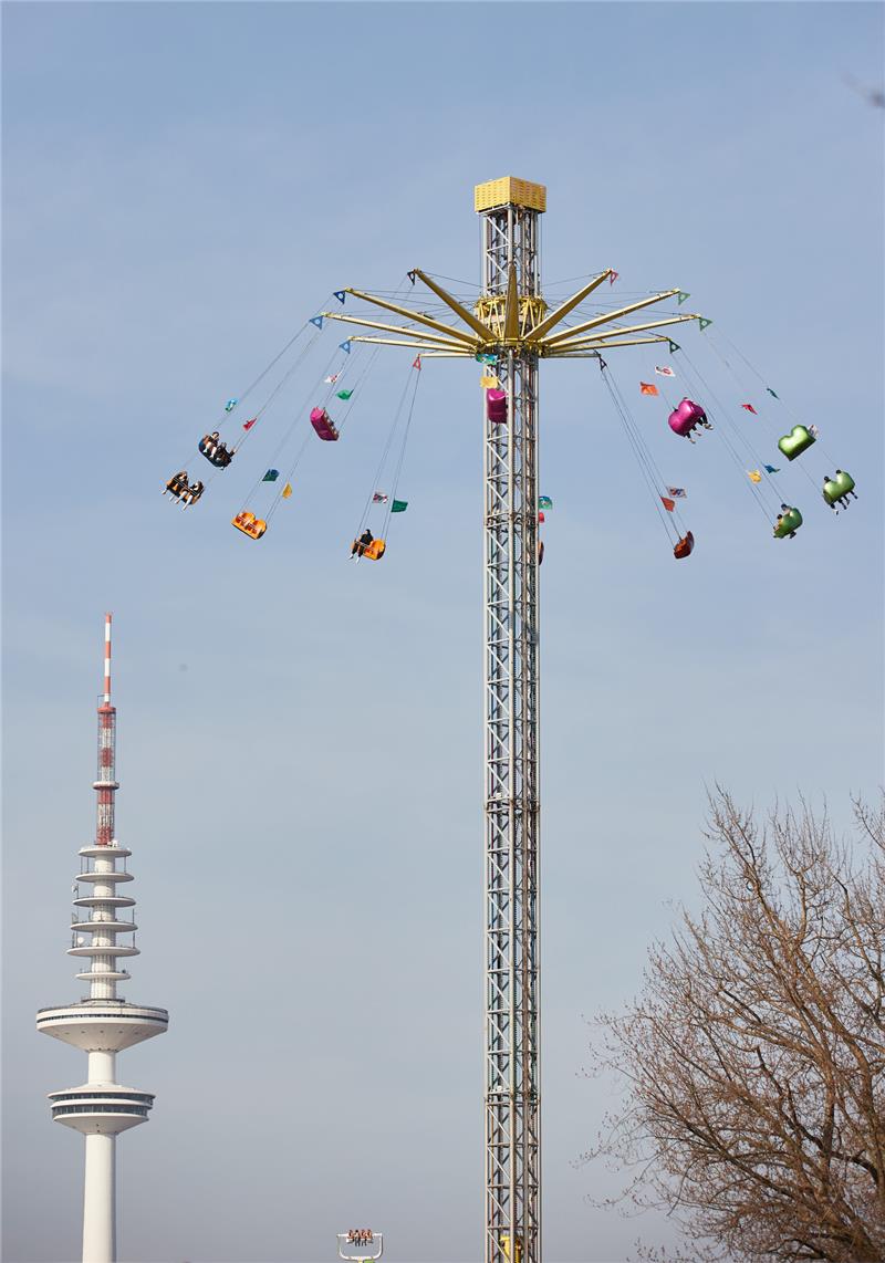 Wieder Notrettung aus Fahrgeschäft auf Hamburger Dom Das Kettenkarussell „Sky Dance“ ist 20 Meter hoch. Foto: dpa
