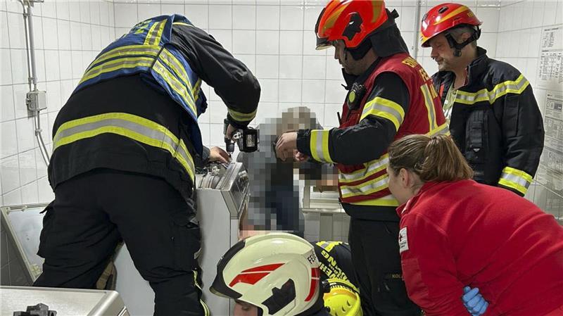 Feuerwehr befreit 13-Jährige aus Wäschetrockner Das Kind wurde mit Hilfe einer hydraulischen Schere befreit.