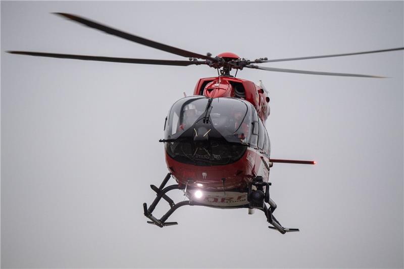 Hand in Sämaschine – Vierjährige schwer verletzt Das Kind wurde nach der Erstversorgung mit dem Helikopter in eine Bremer Klinik geflogen. Foto: dpa
