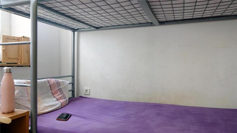 Das Kinderzimmer, in dem die Kleinen direkt an der feuchten Wand aschlafen.
