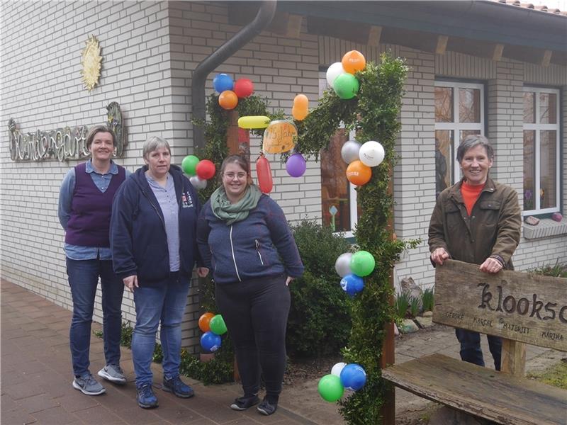 Das Kita-Team Diana von Bargen, Birgit Westphalen und Luisa Chafeq (von links) sowie Eva Brandt, die 2020 in Ruhestand ging, hätten das Jubiläum des Kindergartens gerne groß gefeiert. Foto: Umland