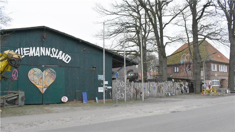 Das „Kliemannsland“ liegt westlich der Rüspeler Eichenstraße. Auf der gegenüberliegenden Straßenseite möchte Fynn Kliemann hinter den Sportplätzen eine Parkfläche für 150 Autos schaffen.