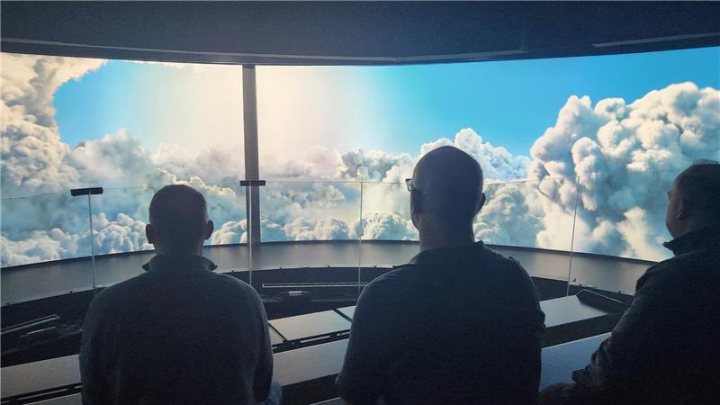 Das Klimahaus lädt in der neuen Dauerausstellung „Wetterextreme“ zu einer Reise durch die Welt des Wetters ein, bei der Besucher auf 1.485 Quadratmetern und drei Ebenen interaktive Erlebnisse rund um Hitze, Stürme und Fluten erwarten.