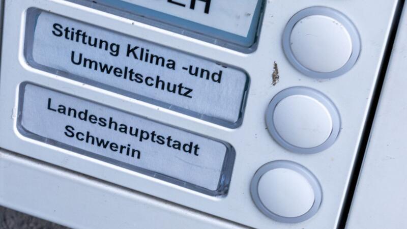 Gutachter hält Auflösung der Klimastiftung MV für unmöglich Das Klingelschild der Stiftung Klima- und Umweltschutz am Eingang eines Wohn- und Geschäftshauses. Die geplante Auflösung der Klimastiftung MV ist heftig umstritten.