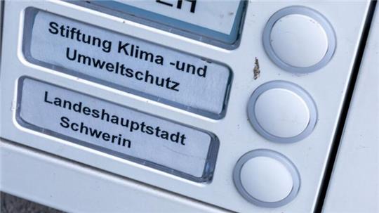 Das Klingelschild der Stiftung Klima- und Umweltschutz am Eingang eines Wohn- und Geschäftshauses. Die geplante Auflösung der Klimastiftung MV ist heftig umstritten.