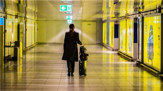 Das Klischeebild einer Geschäftsreisenden am Flughafen - das Flugzeug liegt als Verkehrsmittel klar vorne. (Symbolbild)