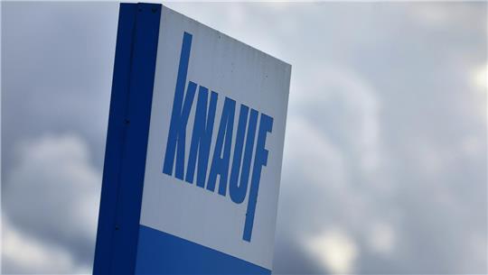 Das Knauf-Logo am Sitz der Knauf-Gruppe im unterfränkischen Iphofen (Archivbild).