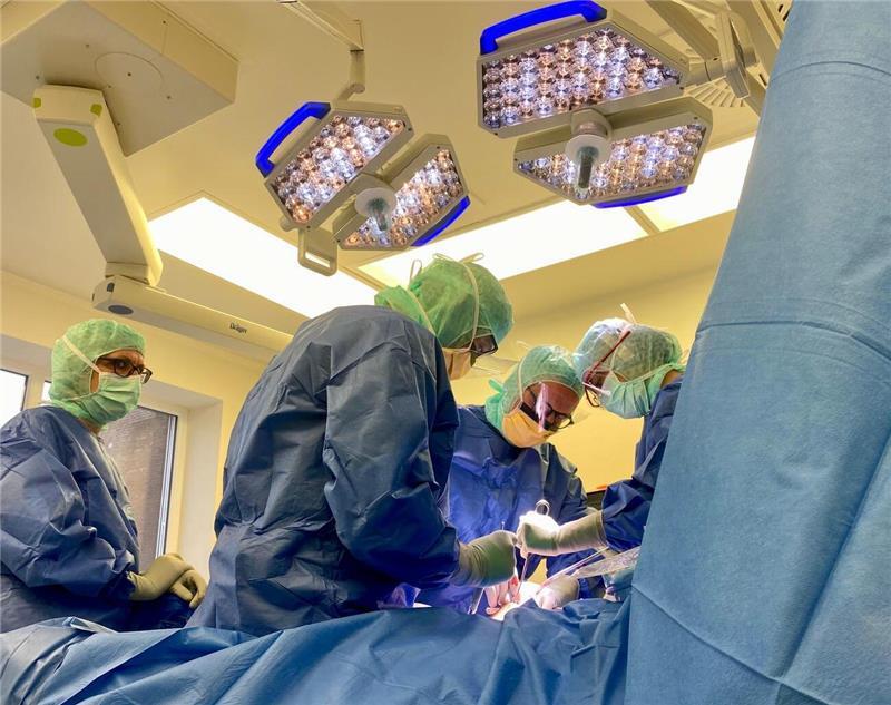 „Das Knie ist mein Organ geworden“, sagt Körner. Am Dienstag haben er und sein Team drei Knieprothesen eingesetzt.