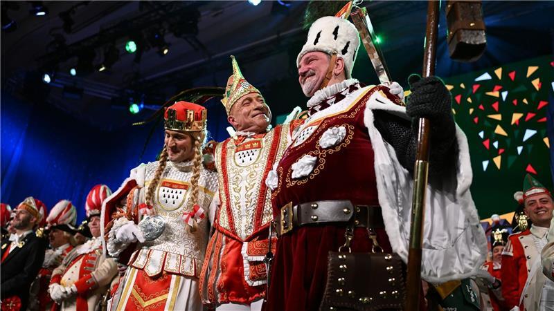 Das Kölner Dreigestirn besteht aus Prinz, Bauer und Jungfrau (Archivbild).