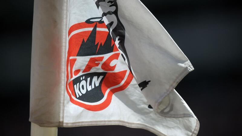 Köln verpflichtet Onuoha und verleiht ihn nach Verl Das Kölner Emblem ist auf einer Eckfahne im Kölner Stadion zu sehen.
