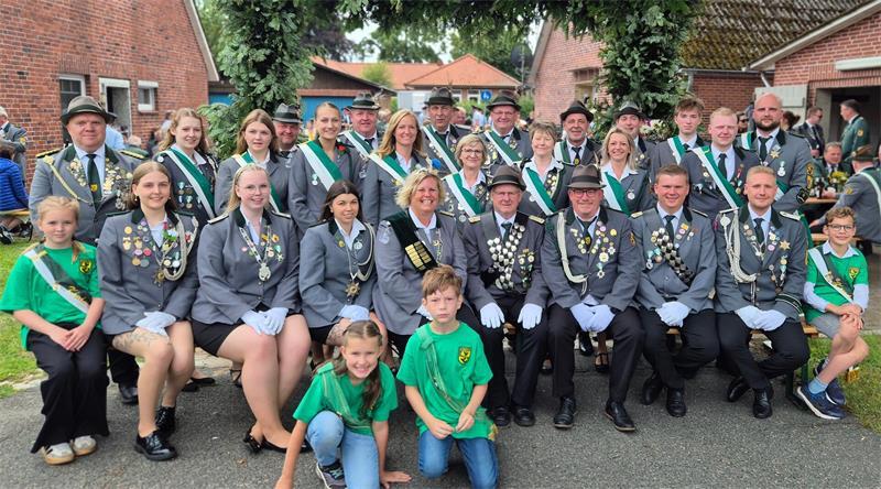 Alles Roger: Uwe Roch ist der neue König der Oldendorfer Schützen Das Königshaus der Oldendorfer Schützen präsentiert sich nach der Proklamation.