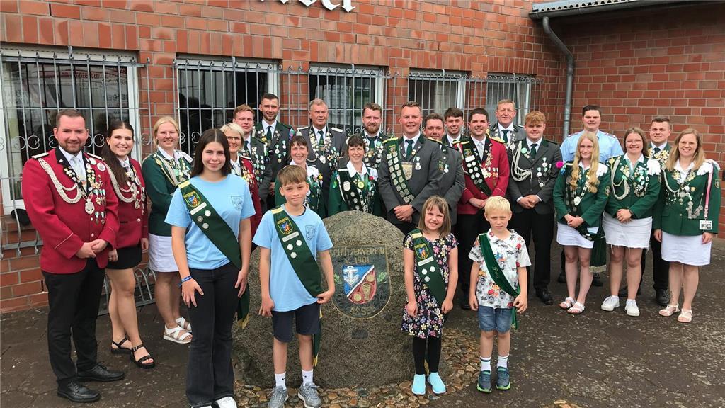Das Königshaus des Schützenvereins Assel ist komplett. In der Mitte König Ingo T...