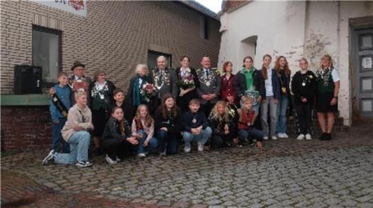 Das Königshaus (hinten): Wolf Winckler, Schützenkönig Ernst-August Eckhoff mit seiner Frau Rita , Elsbeth Oehms, Uwe Koschnick, Freya Leggewie, Timo Peters, Maren Först, Jette Schulz, Jule Schulz, Charlotte Kahrs, Rabea Maaß, Ilka Köpke. Vorne: Ian Scherwat, Lara Hassels, Finn Schörnig, Lara Sofie Hinrichs, Mathilda Schmorl, Jelle Wramba, Oskar Mlodoch, Jonah Ahrens.