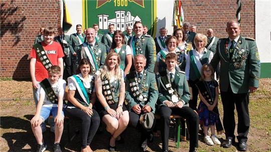 Das Königshaus in Kranenburg mit Königin Daniela Mahle und König Ludgar Steltenpohl.