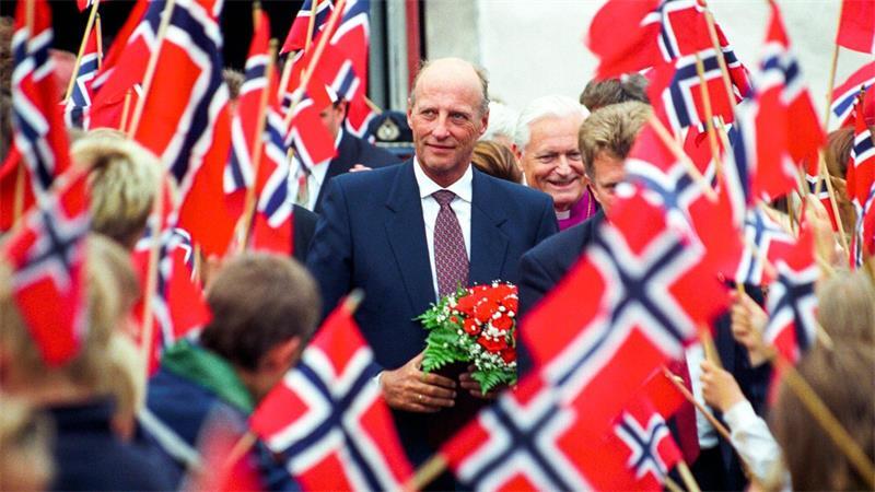 „Ganze Nation trauert“ um König Harald – und begrüßt Haakon VIII. Das Königspaar besucht Südwestnorwegen im Juni 1998.
