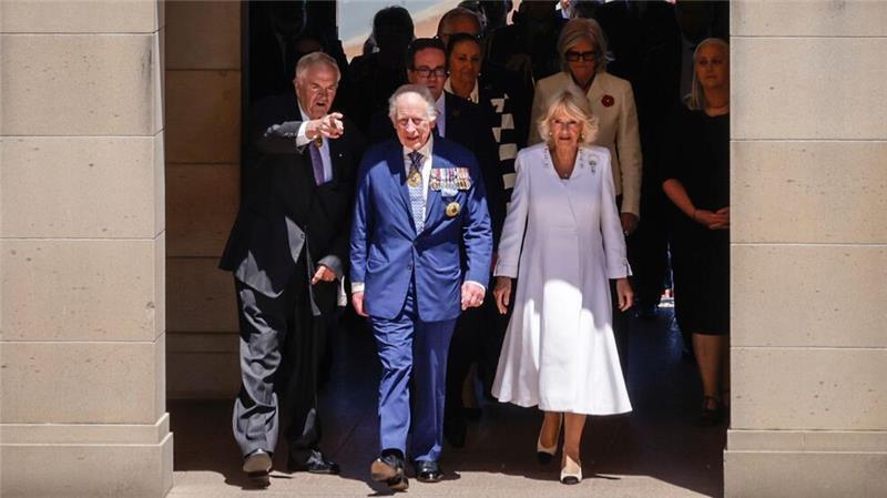 Protest gegen König Charles im australischen Parlament Das Königspaar hat in Canberra einen vollgepackten Terminkalender.