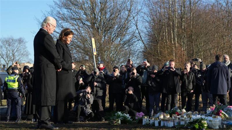Polizei findet mutmaßlichen Schützen in Örebro tot vor Das Königspaar legt in Örebro Blumen nieder.