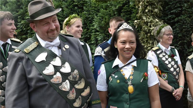 Zum ersten Mal König: André Göringer freut sich auf sein Amt Das Königspaar von Drochtersen: André Göringer und Maricel Muuß-Göringer.