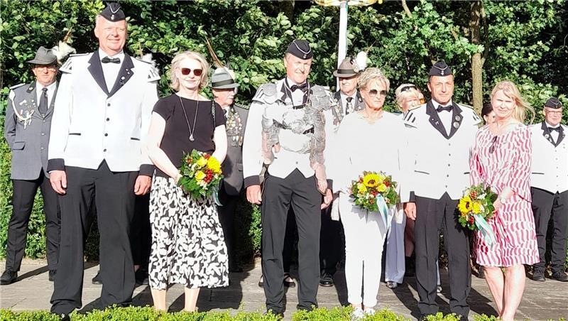 „Der Aufsteiger“ regiert als Schützenkönig in Elstorf Das Königsteam des Schützenvereins Elstorf: Michael und Imke Peters, Schützenkönig Michael Mojen und Ehefrau Dörte, Rainer-Oliver Westphal und Katrin Peters (von links).
