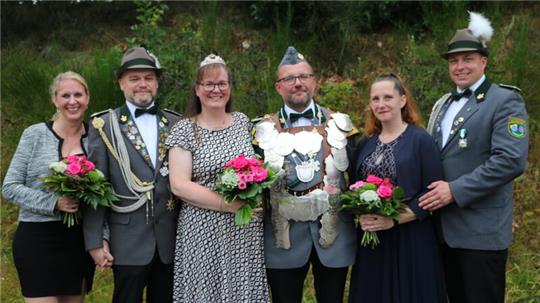Das Königsteam des Schützenvereins Neu Wulmstorf: Schützenkönig Lasse Wittkowsky mit Königin Martina und den Adjutanten Sven und Nastassja Neumann von Krenski (links) sowie Dani und Jenny Hogrefe.