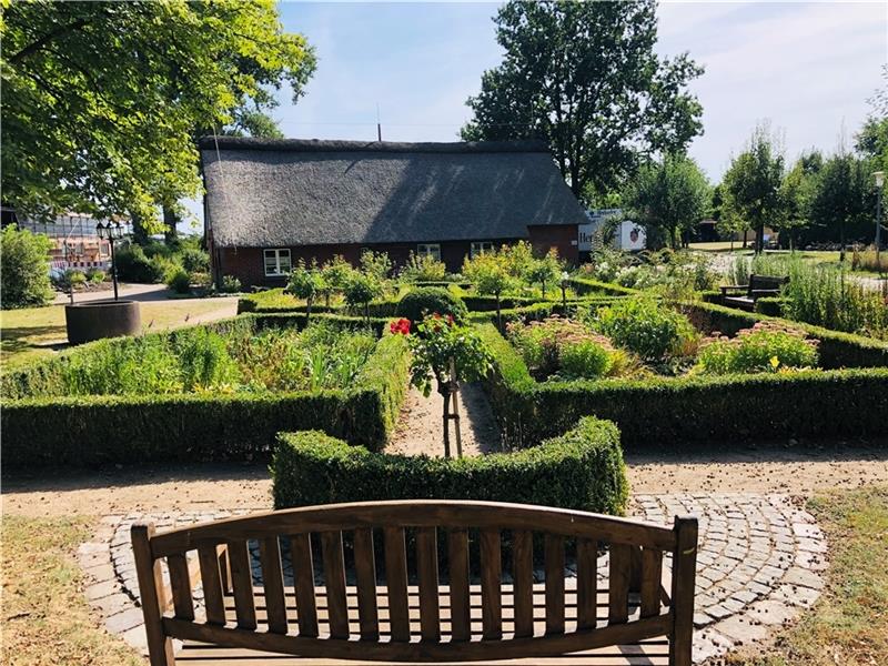 Das Kötnerhuus in Düdenbüttel. Den Garten pflegen die Landfrauen, die Kultur soll wieder einziehen. Foto: Klempow