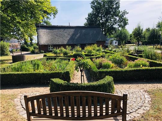 Das Kötnerhuus in Düdenbüttel. Den Garten pflegen die Landfrauen, die Kultur soll wieder einziehen. Foto: Klempow