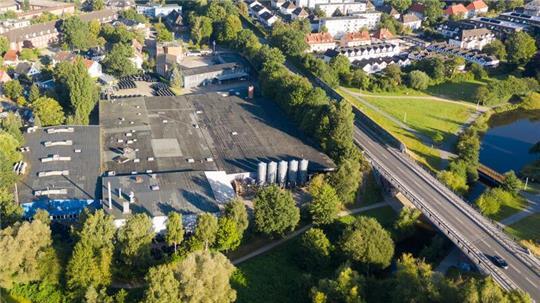 Das Köver-Gelände ist 23.000 Quadratmeter groß und liegt direkt an der Este und der Bundesstraße B73. Rechts ist der Mühlenteich.