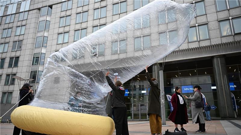 Das Kondom ist mit Luft gefüllt.