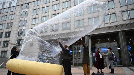 Das Kondom ist mit Luft gefüllt.