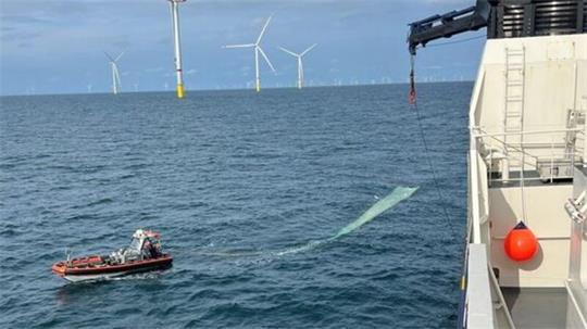 Das Kontrollboot schleppt das Rotorblatt zum Einsatzschiff. Foto: Bundespolizeiinspektion See Cuxhaven