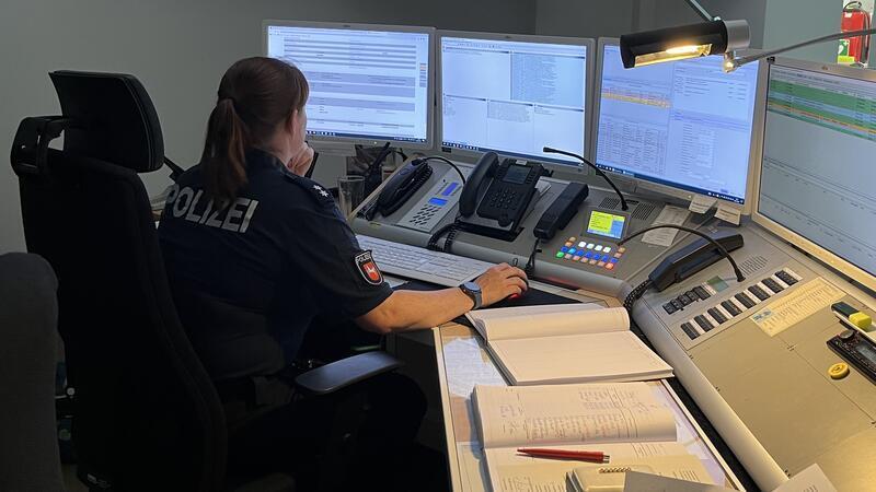 Das Kontrollzentrum in der Wache in Buxtehude. Von hier werden alle Einsätze koordiniert.