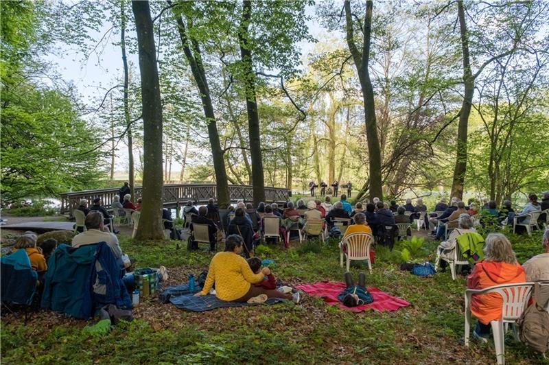 Warum das kleine Festival „ÜberBrücken“ auf Schloss Agathenburg besonders ist Das Konzert im Park des Schlosses Agathenburg lädt auch zum Picknicken ein. Foto: Manfred Wigger