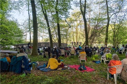 Das Konzert im Park des Schlosses Agathenburg lädt auch zum Picknicken ein. Foto: Manfred Wigger