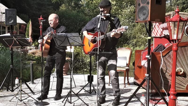 Open-Air-Events im Garten am Fischerhof in Nottensdorf Das Konzert von Pastor, Kabarettist und Musiker Matthias Schlicht und Profimusiker Daniel Fernholz im Hülßschen Garten am Fischerhof vor einem Jahr war ein großer Erfolg.