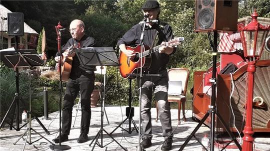 Das Konzert von Pastor, Kabarettist und Musiker Matthias Schlicht und Profimusiker Daniel Fernholz im Hülßschen Garten am Fischerhof vor einem Jahr war ein großer Erfolg.