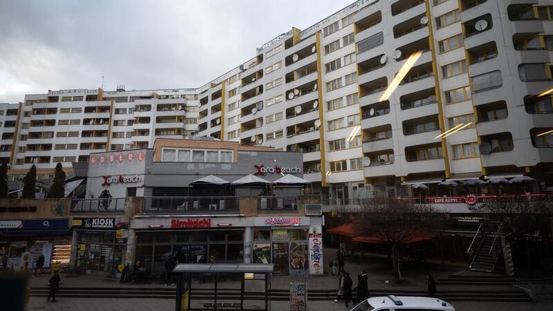 Toter in U-Bahnhof in Berlin-Kreuzberg gefunden Das Kottbusser Tor ist seit Jahrzehnten ein bekannter Ort des Nachtlebens - aber auch berühmt-berüchtigt für Straßenkriminalität und Drogenhandel.